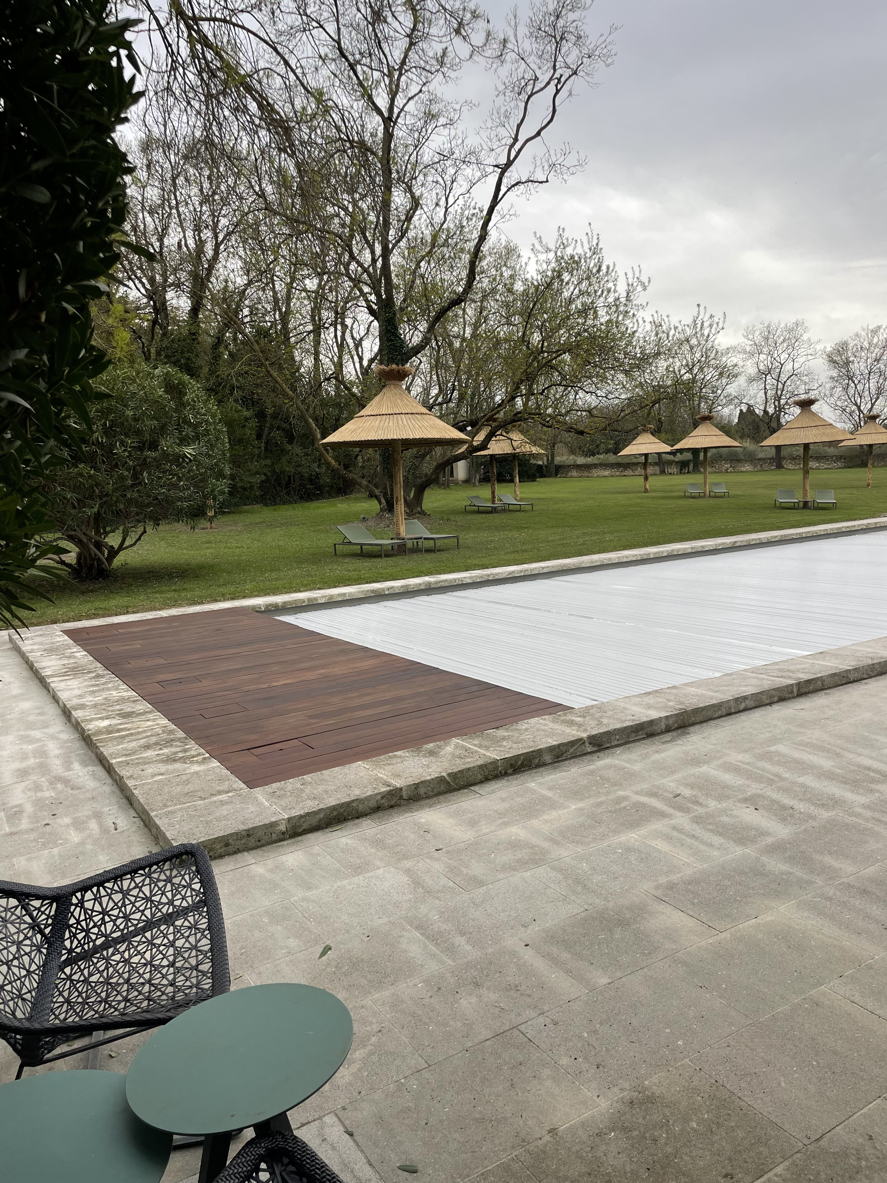 Plage de piscine bois